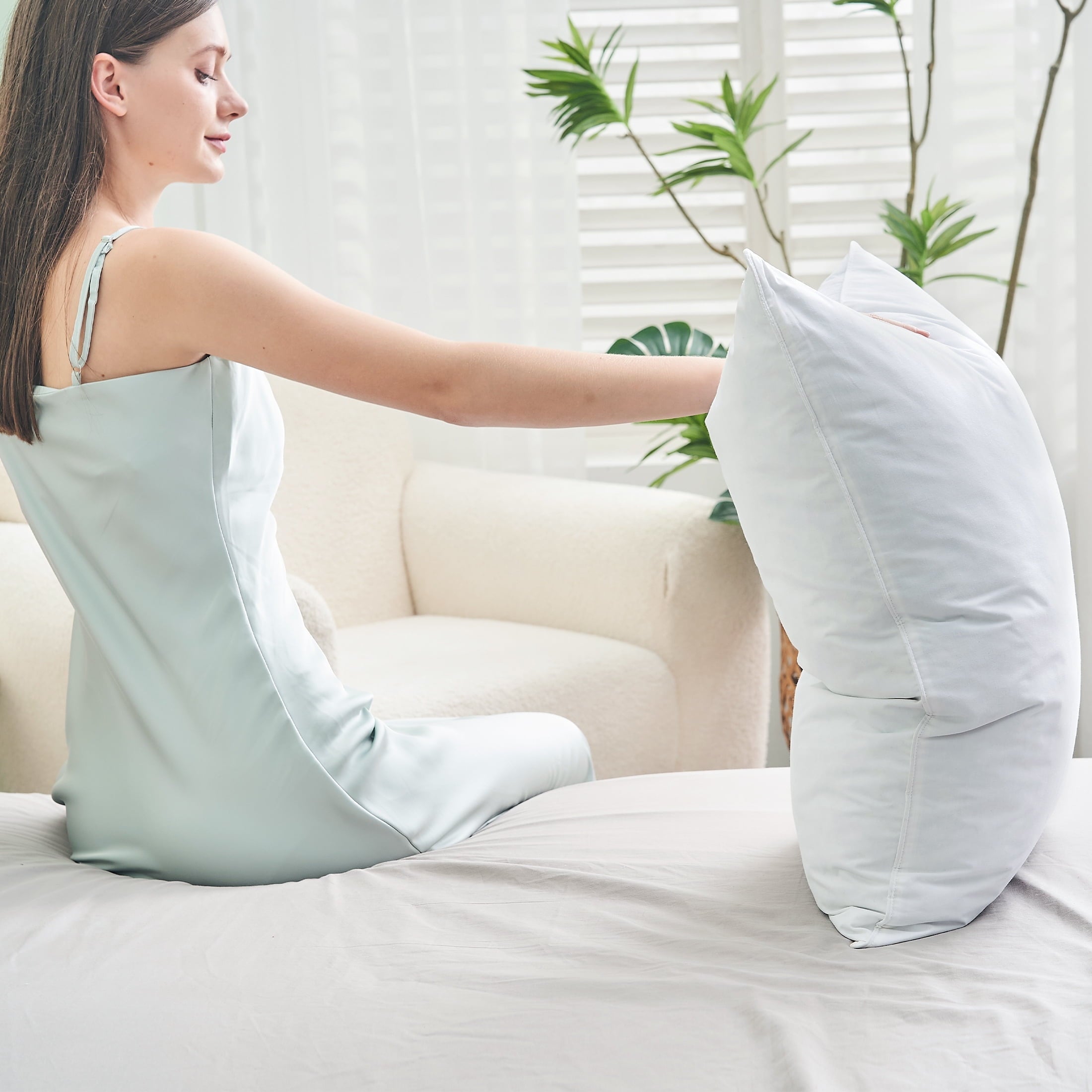 Fluffy Shredded Goose Feather Down Pillows for Sleeping,Luxury Hotel Collection Queen Size Soft Bed Pillow,1 Pack,Queen (20.2" x 28.2") - Decorative Throw Pillow Cushion for Sofa & Bed Detail