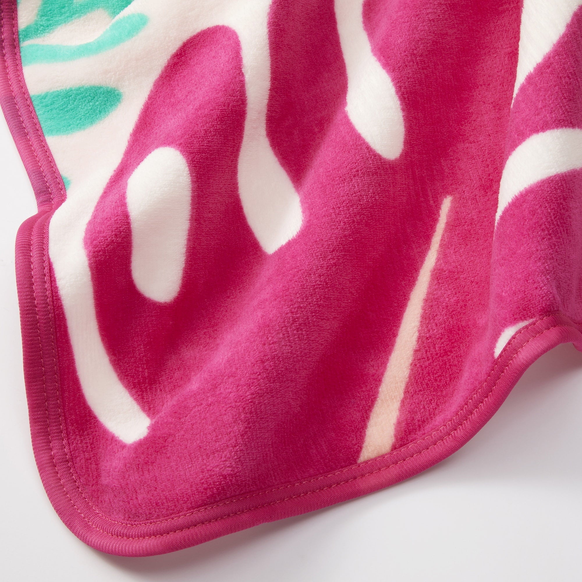 Lightweight Warm Kids Pink White Print Fleece Throw Blanket, 46 x 60 - Luxury Knitted Decorative Throw Blanket with Fringes Detail