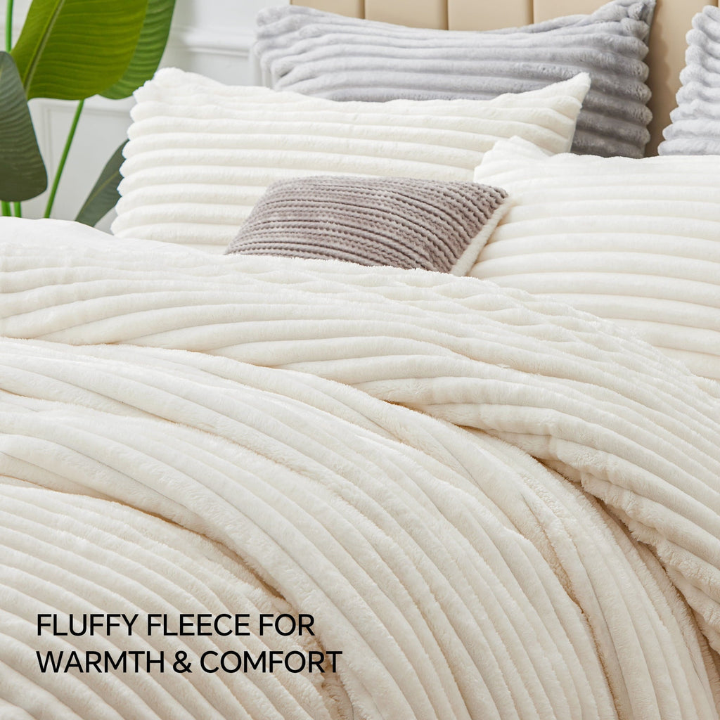 Fluffy Down Alternative Fleece Queen Comforter Set -Super Soft & Warm Fluffy White Bedding, Luxury Fuzzy Heavy Bed Set for Winter with 2 Pill... - Cloud-Like Soft Lightweight Bed Comforter Detail