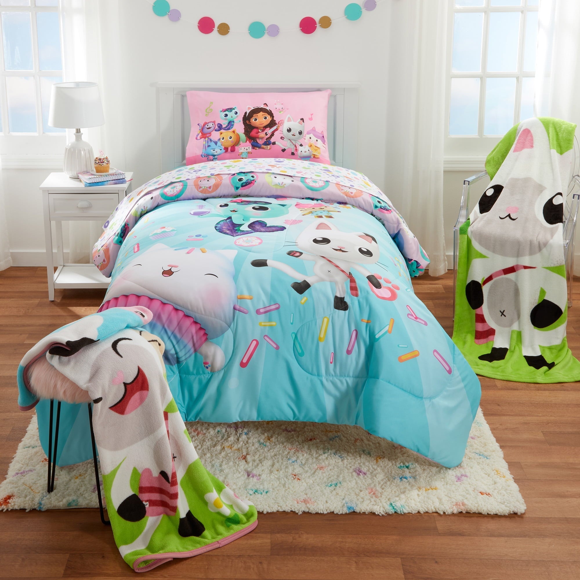 All-Season Gabby's Dollhouse Kids Comforter and Pillowcase, 2-Piece Set, Twin/Full, Reversible - Cloud-Like Soft Lightweight Bed Comforter Detail