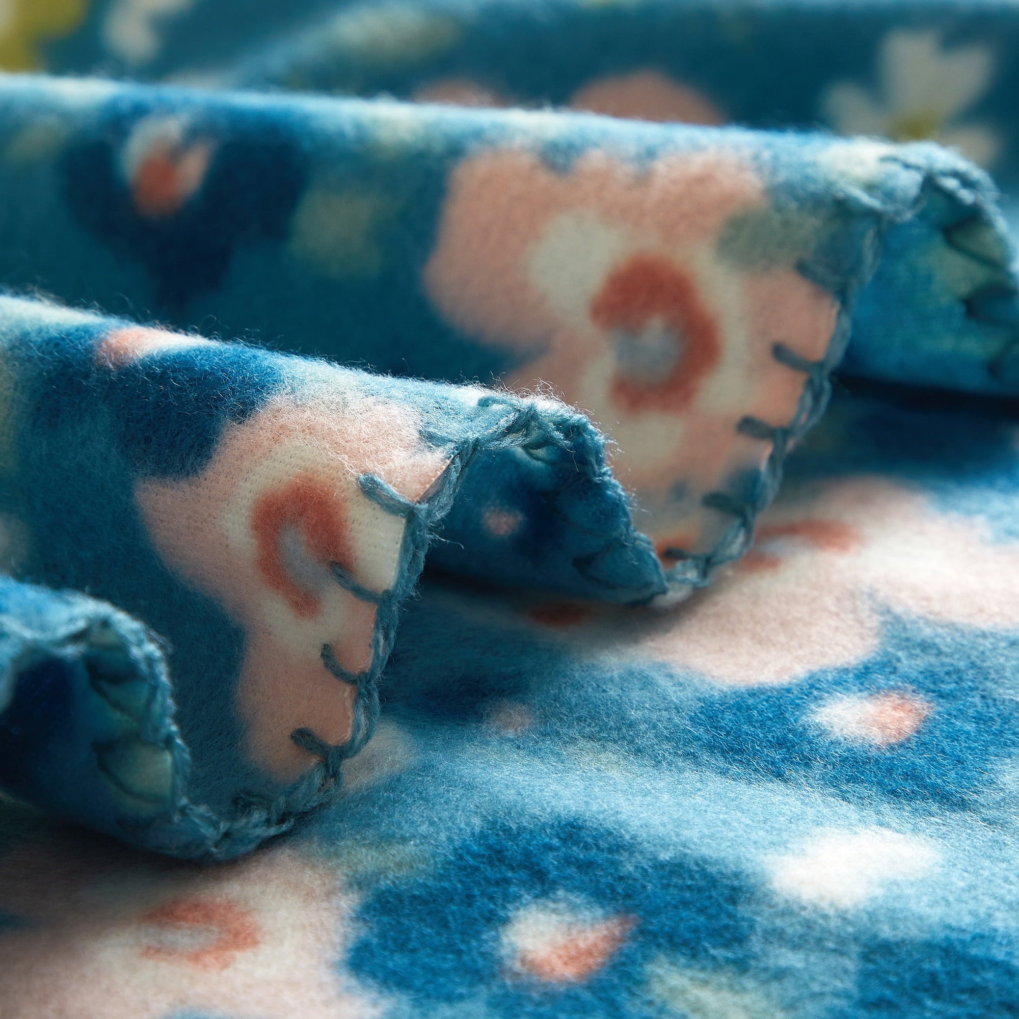 Cozy Fleece Cozy Fleece Throw Blanket Delightful Floral 50" x 60", All Ages - Lightweight Plush Warm Blanket for All Seasons Detail