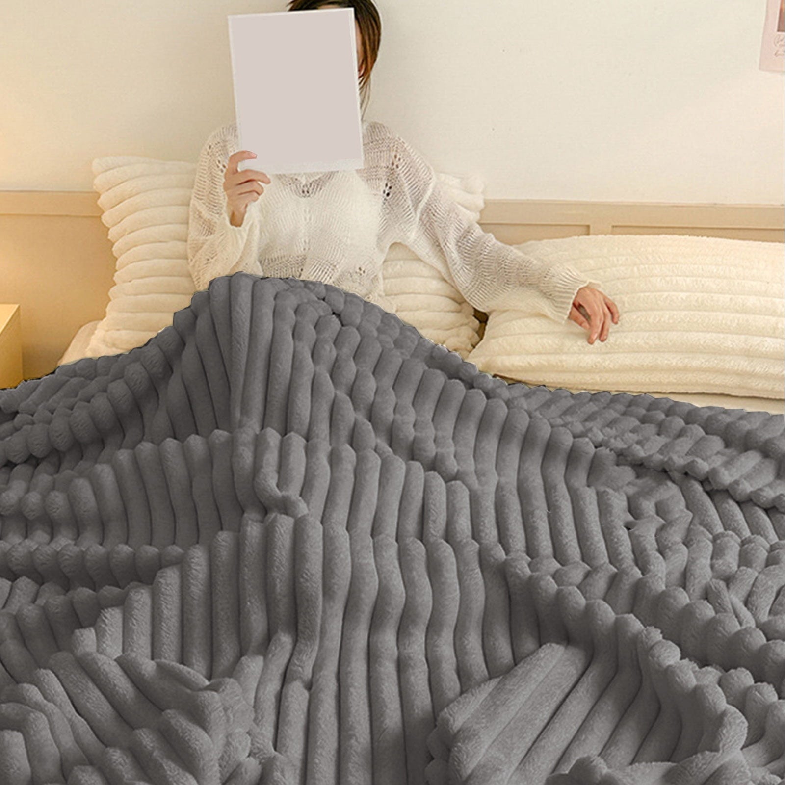 Lightweight Warm Bunny Blanket, Super Soft & Warm Faux Rabbit Fur Throw Blanket, Lightweight Microfiber Machine Washable for Bedroom, ... - Super Soft Reversible Sherpa Flannel Blanket Detail