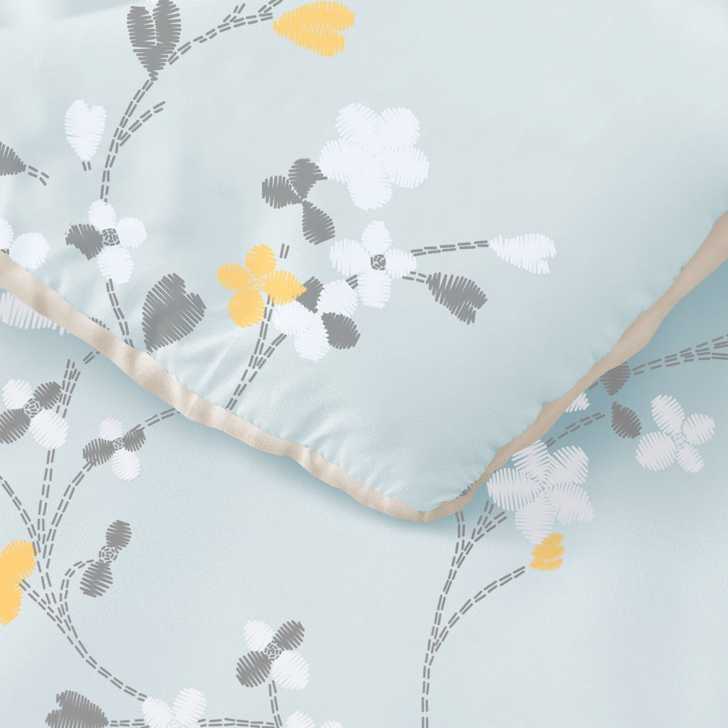 Fluffy Down Alternative 3-Piece Floral King Size Comforter Set, Microfiber Bedding Down Alternative Comforter for All Seasons with 2 Pillow S... - Cloud-Like Soft Lightweight Bed Comforter Detail