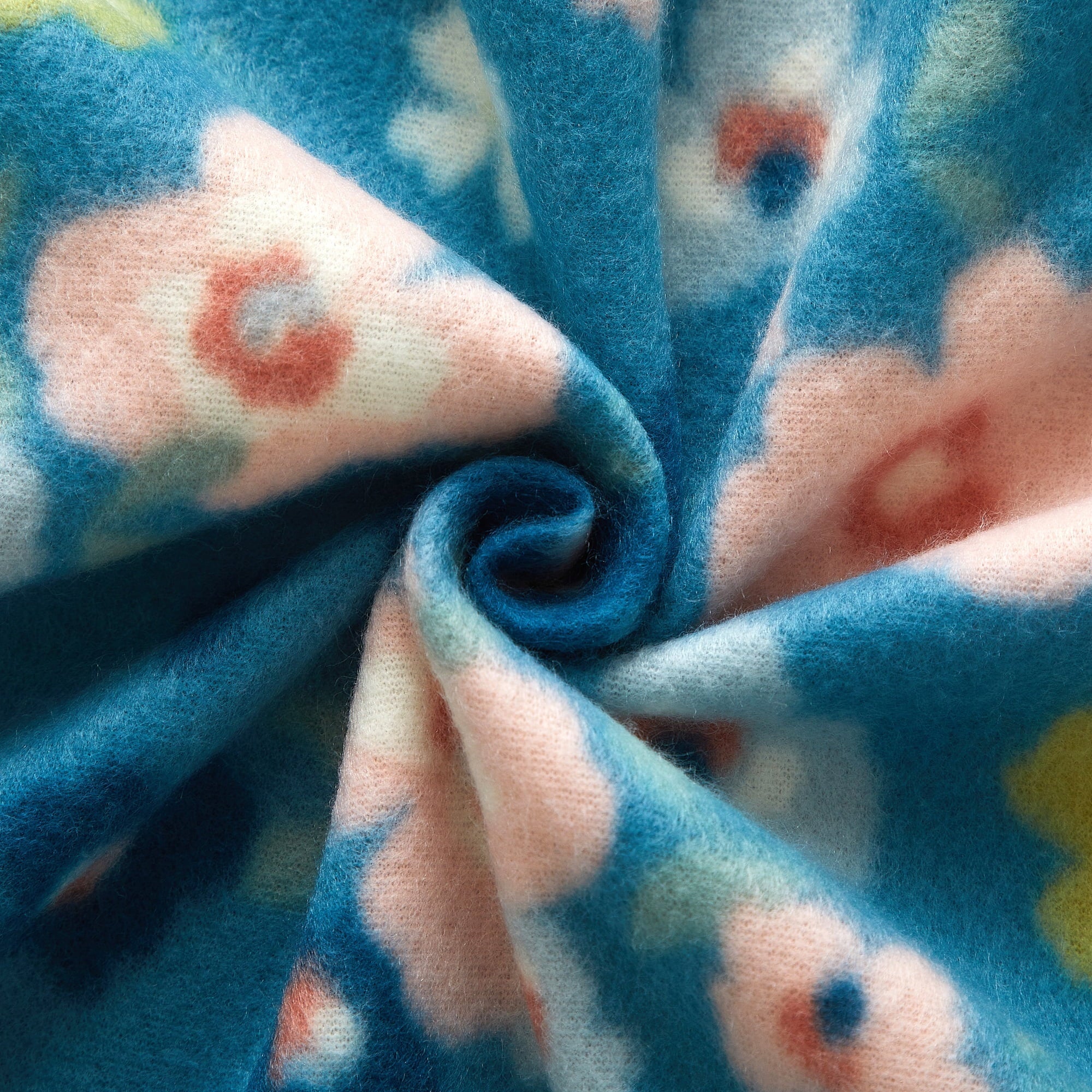 Cozy Fleece Cozy Fleece Throw Blanket Delightful Floral 50" x 60", All Ages - Lightweight Plush Warm Blanket for All Seasons Detail