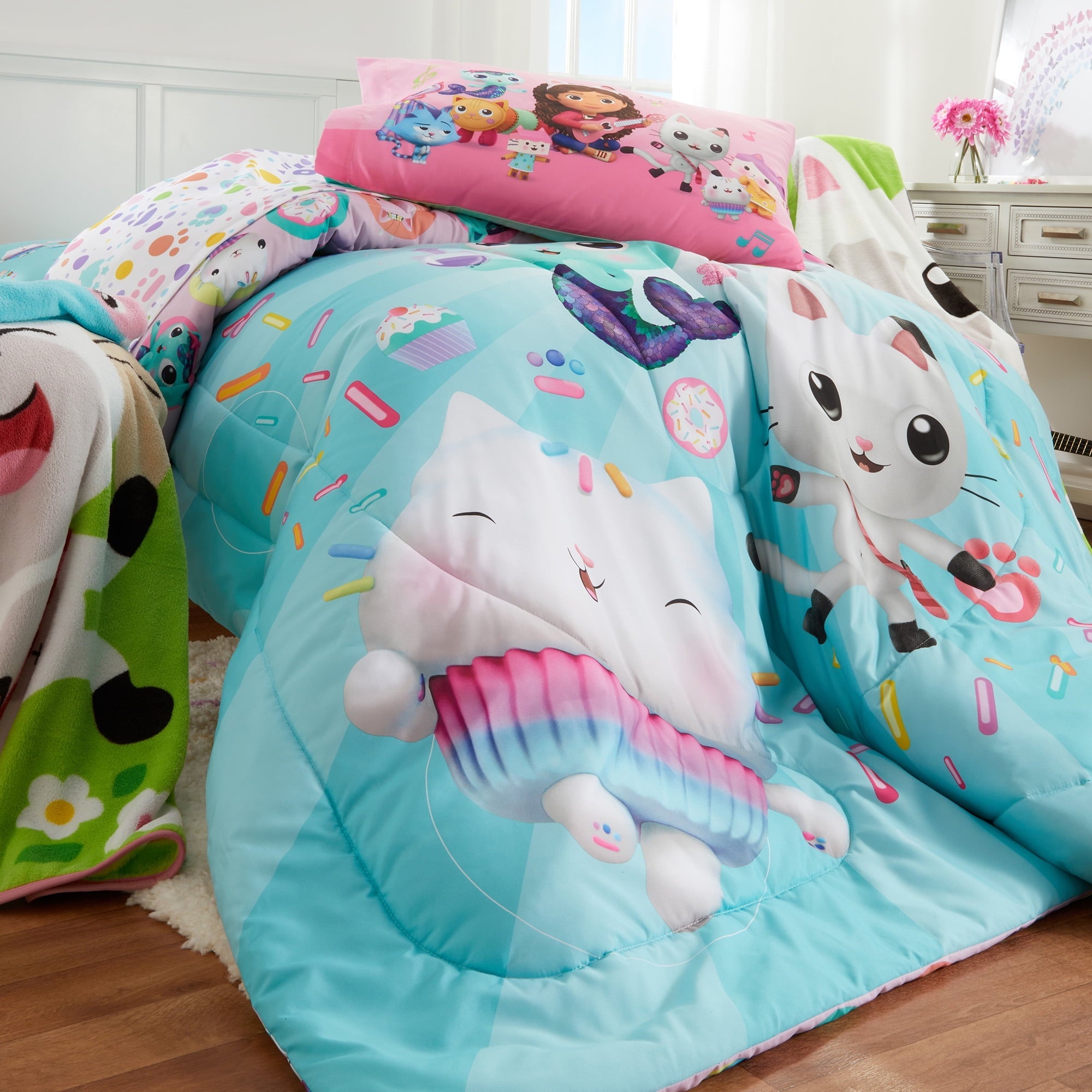 All-Season Gabby's Dollhouse Kids Comforter and Pillowcase, 2-Piece Set, Twin/Full, Reversible - Cloud-Like Soft Lightweight Bed Comforter Detail