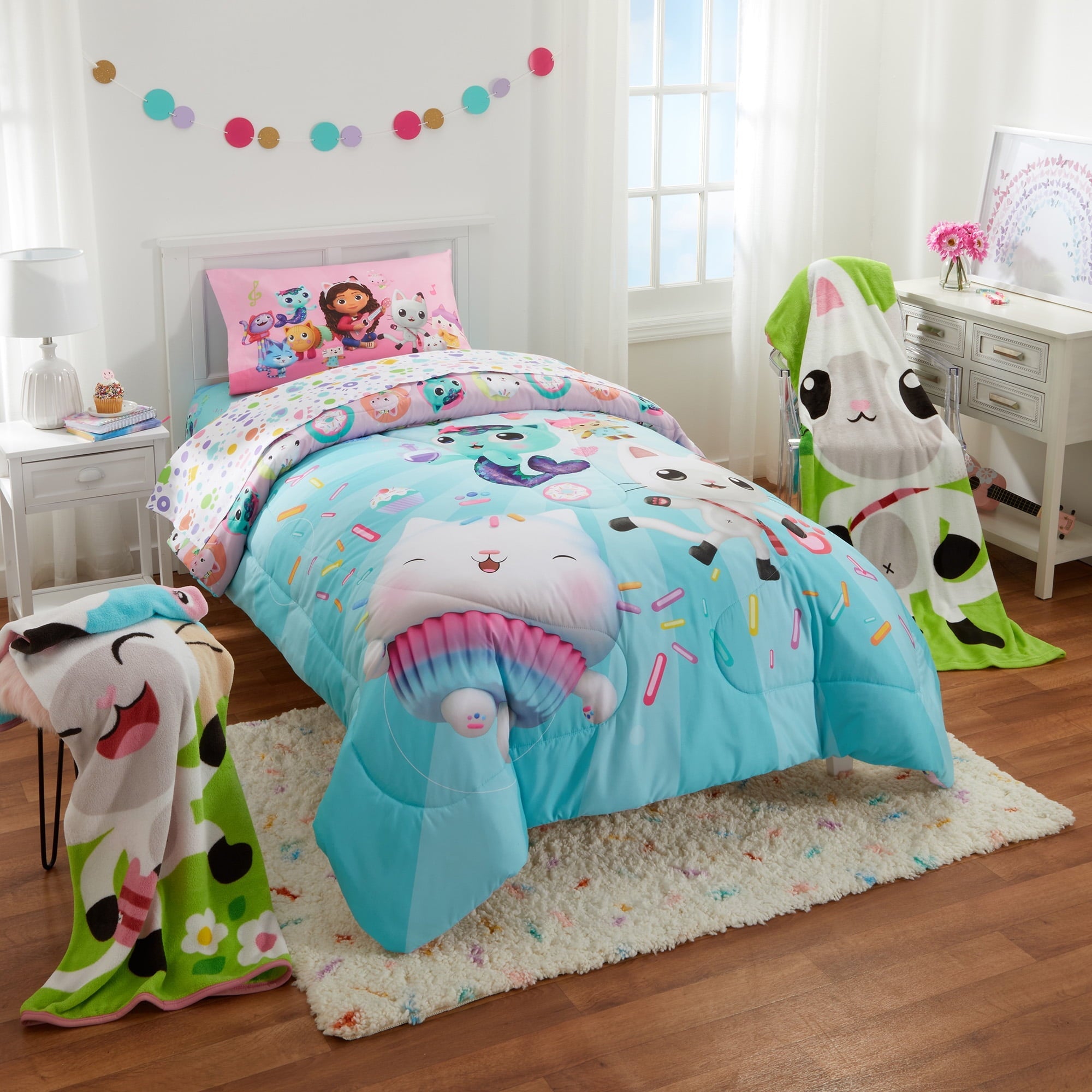 All-Season Gabby's Dollhouse Kids Comforter and Pillowcase, 2-Piece Set, Twin/Full, Reversible - Cloud-Like Soft Lightweight Bed Comforter Detail