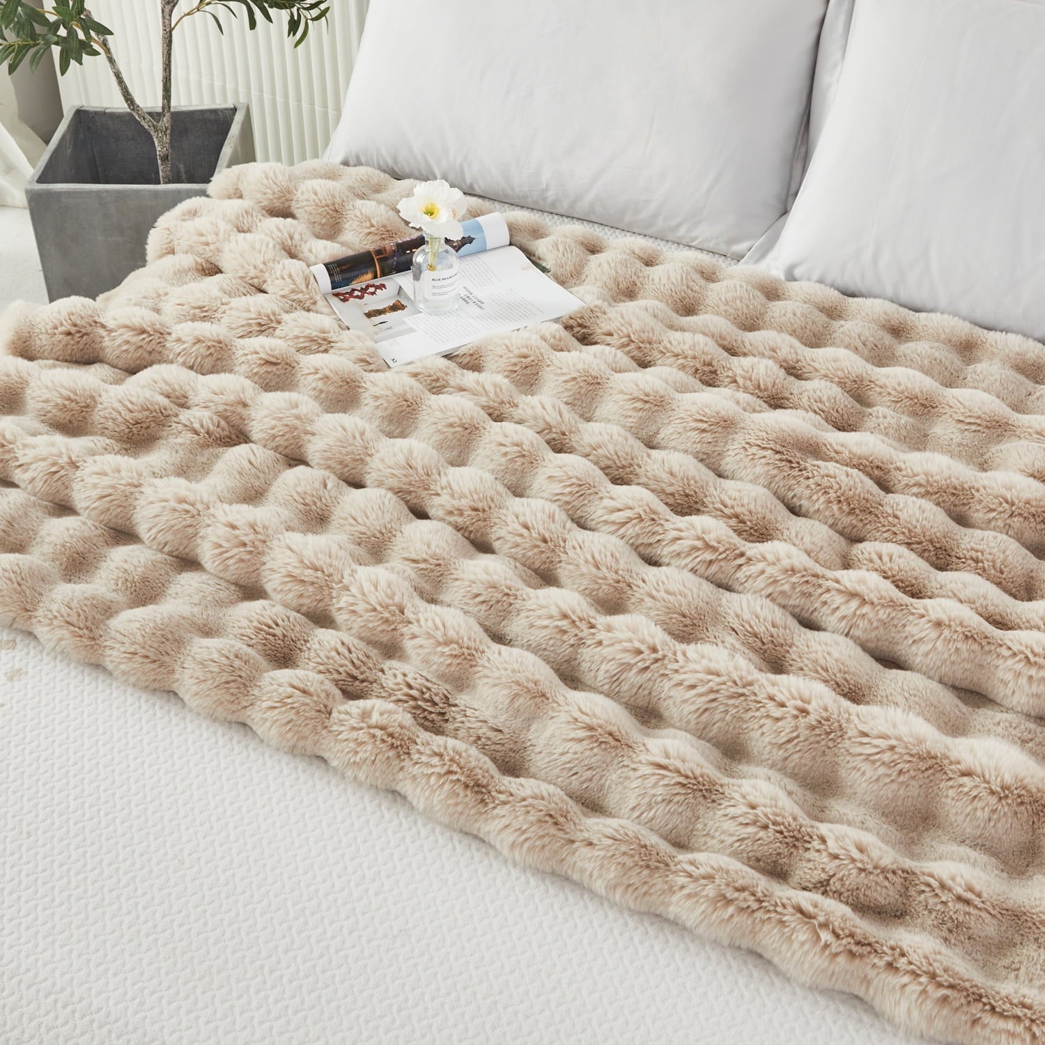 Lightweight Warm Taupe Faux Fur Bubble Blankets for Couch Chair Sofa Luxury Fluffy Thick Bubble Throw Blanket Furry Blanket Fuzzy Soft... - Super Soft Reversible Sherpa Flannel Blanket Detail