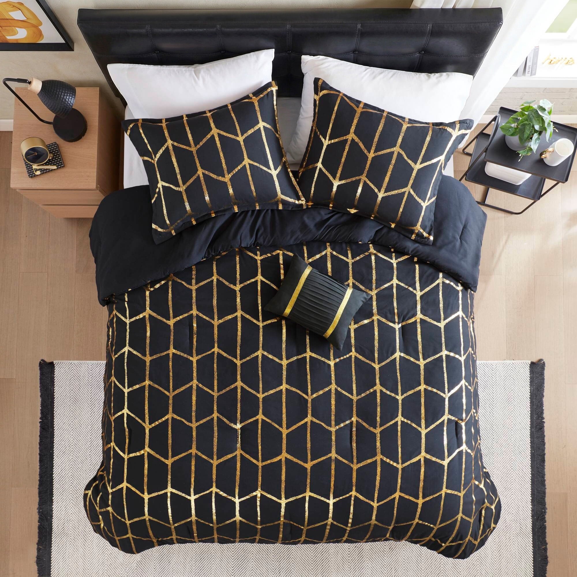 Hypoallergenic Cloud Full/Queen Size Comforter Set, 4-Piece Bedding Set for All Seasons, Geometric Metallic Comforter Bed Set with Decor P... - Luxurious Quilted Duvet Cover Set Detail