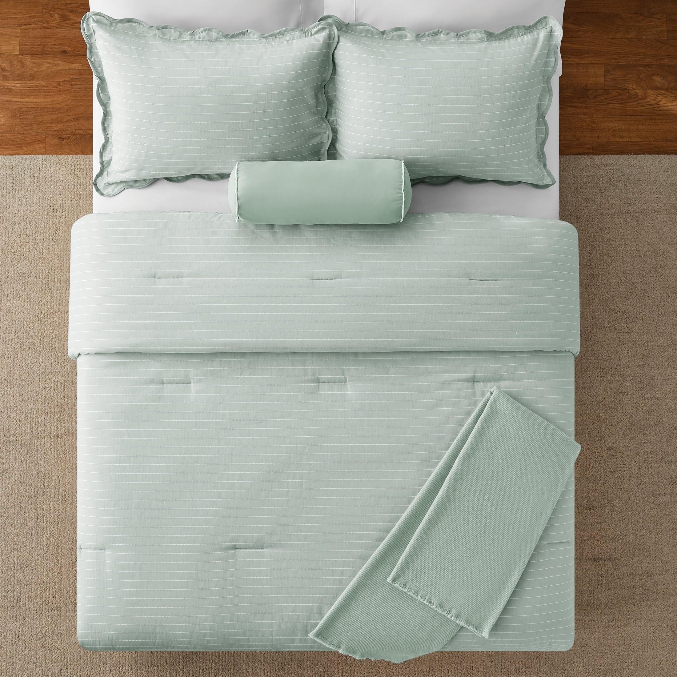 Luxurious Quilted Full/Queen Comforter Set, All-Season, 5-Piece, Sage Pick Stitch Scallop - All-Season Down Alternative Comforter Insert Detail