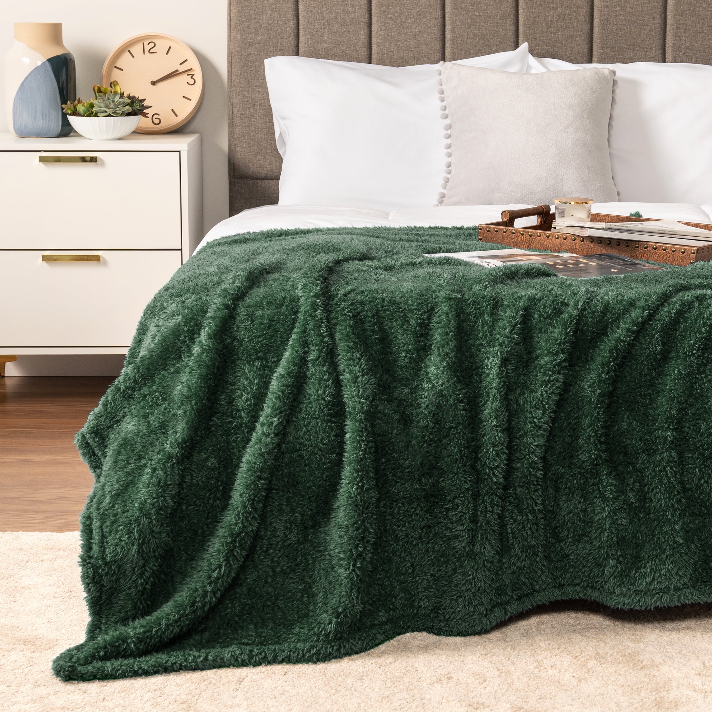 Super Soft Flannel Sherpa Throw Blanket For Couch Sofa, Emerald Green Fluffy Warm Plush Blanket for Bed, Cozy Super Soft Lightweight Thr... - Super Soft Reversible Sherpa Flannel Blanket Detail