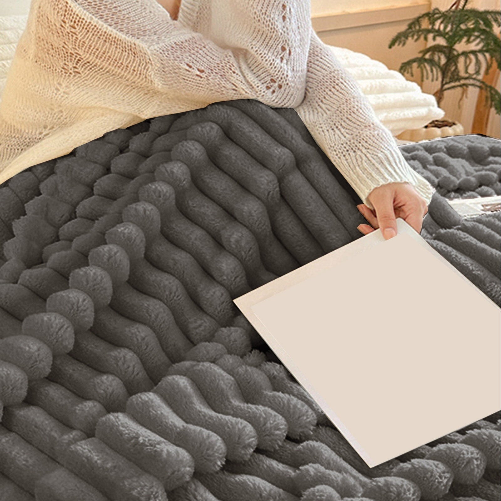 Lightweight Warm Bunny Blanket, Super Soft & Warm Faux Rabbit Fur Throw Blanket, Lightweight Microfiber Machine Washable for Bedroom, ... - Super Soft Reversible Sherpa Flannel Blanket Detail