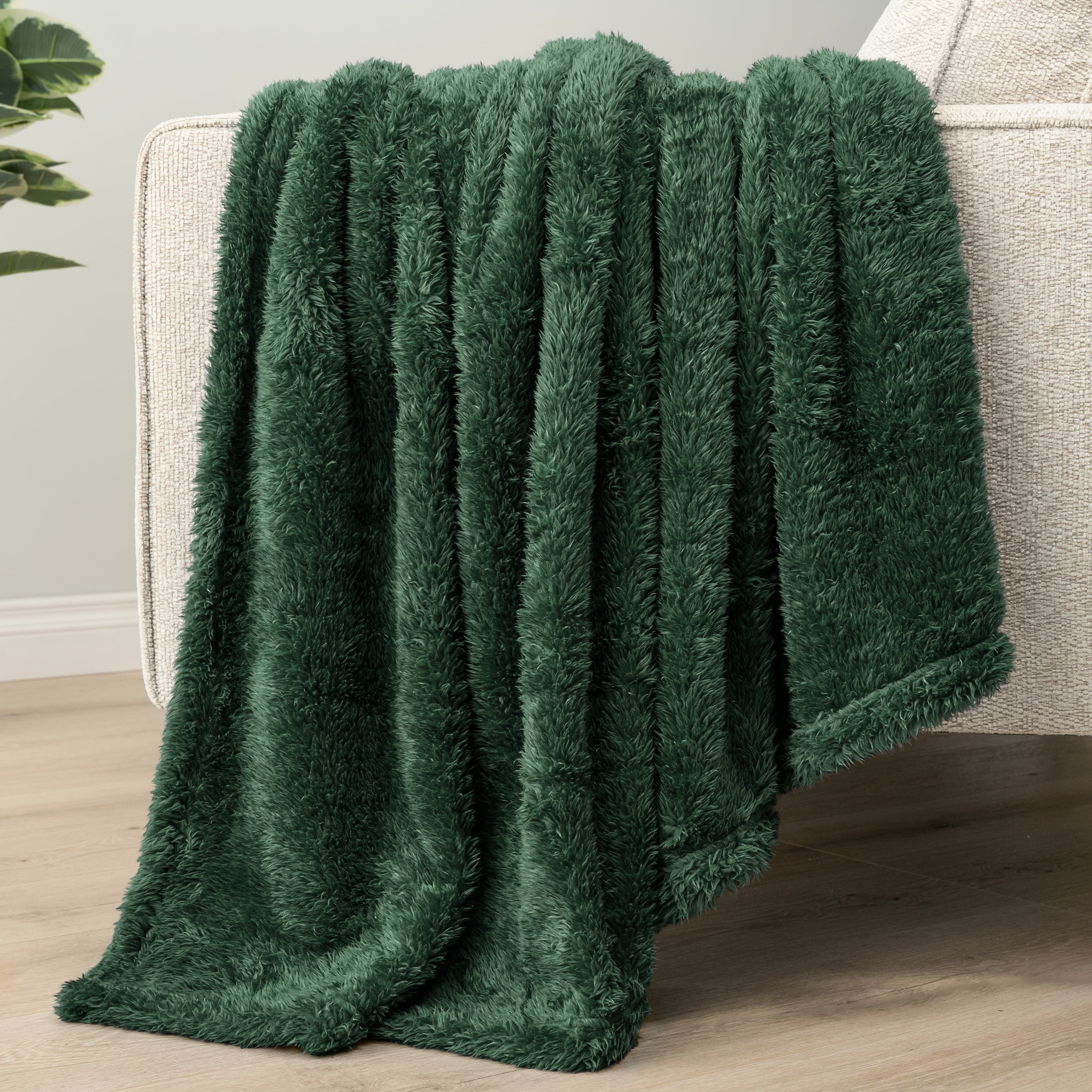 Super Soft Flannel Sherpa Throw Blanket For Couch Sofa, Emerald Green Fluffy Warm Plush Blanket for Bed, Cozy Super Soft Lightweight Thr... - Super Soft Reversible Sherpa Flannel Blanket Detail