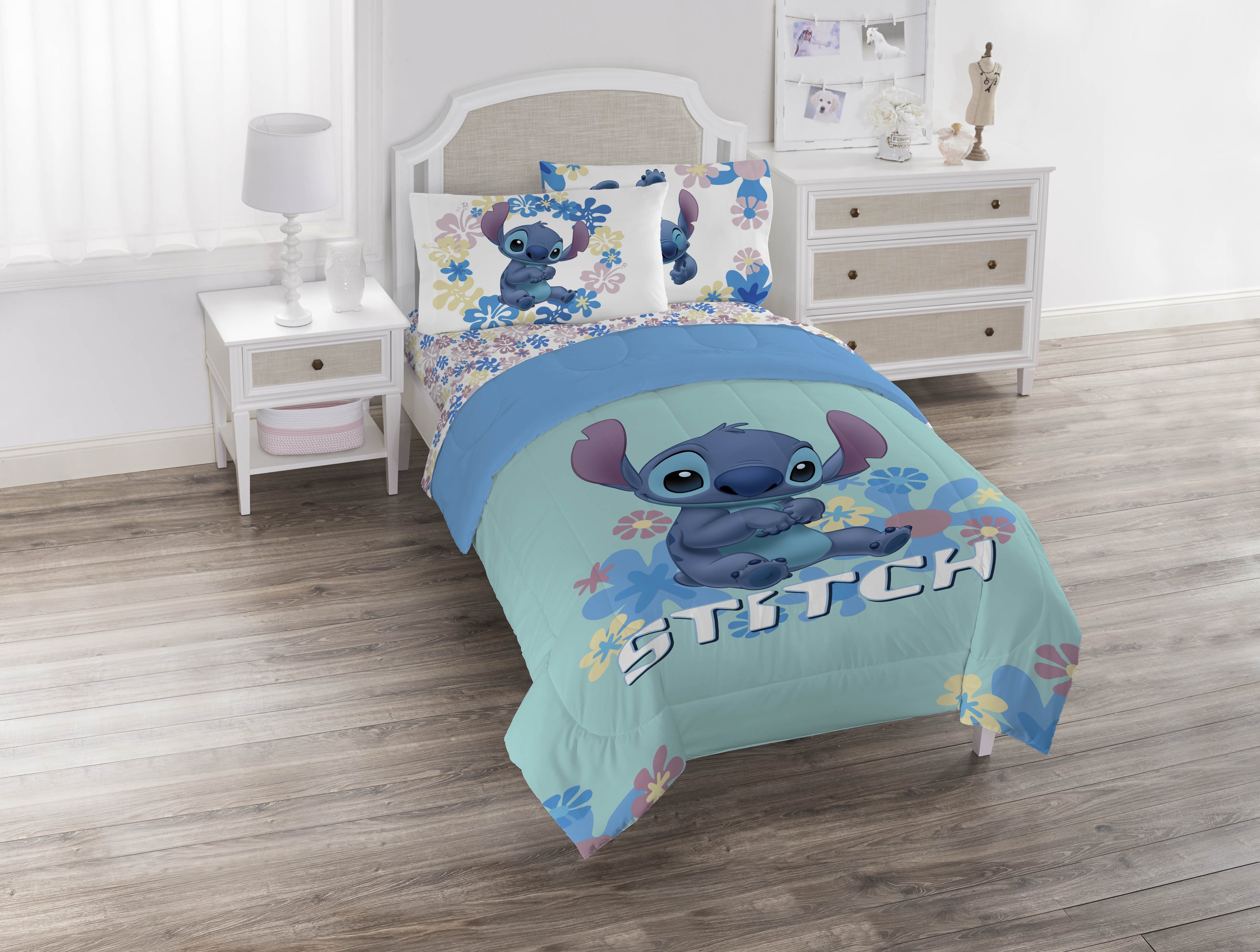 Luxurious Quilted Lilo and Stitch Sweet Stitch 5 Piece Twin Size Kids Comforter Set with Sham - Super Soft Bed Set for Kids - Hypoallergenic Ultra-Fluffy Quilt for Winter Detail