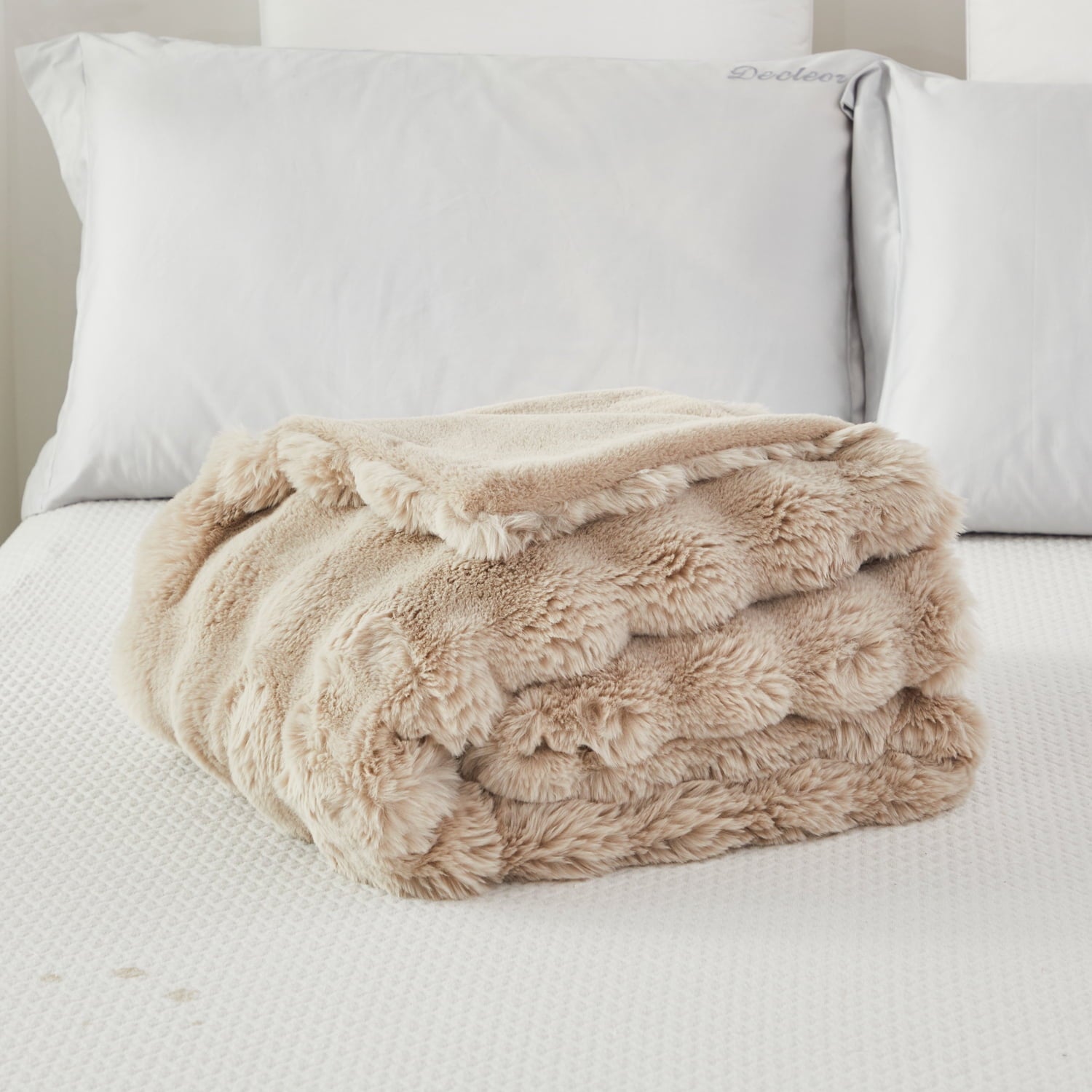 Lightweight Warm Taupe Faux Fur Bubble Blankets for Couch Chair Sofa Luxury Fluffy Thick Bubble Throw Blanket Furry Blanket Fuzzy Soft... - Super Soft Reversible Sherpa Flannel Blanket Detail