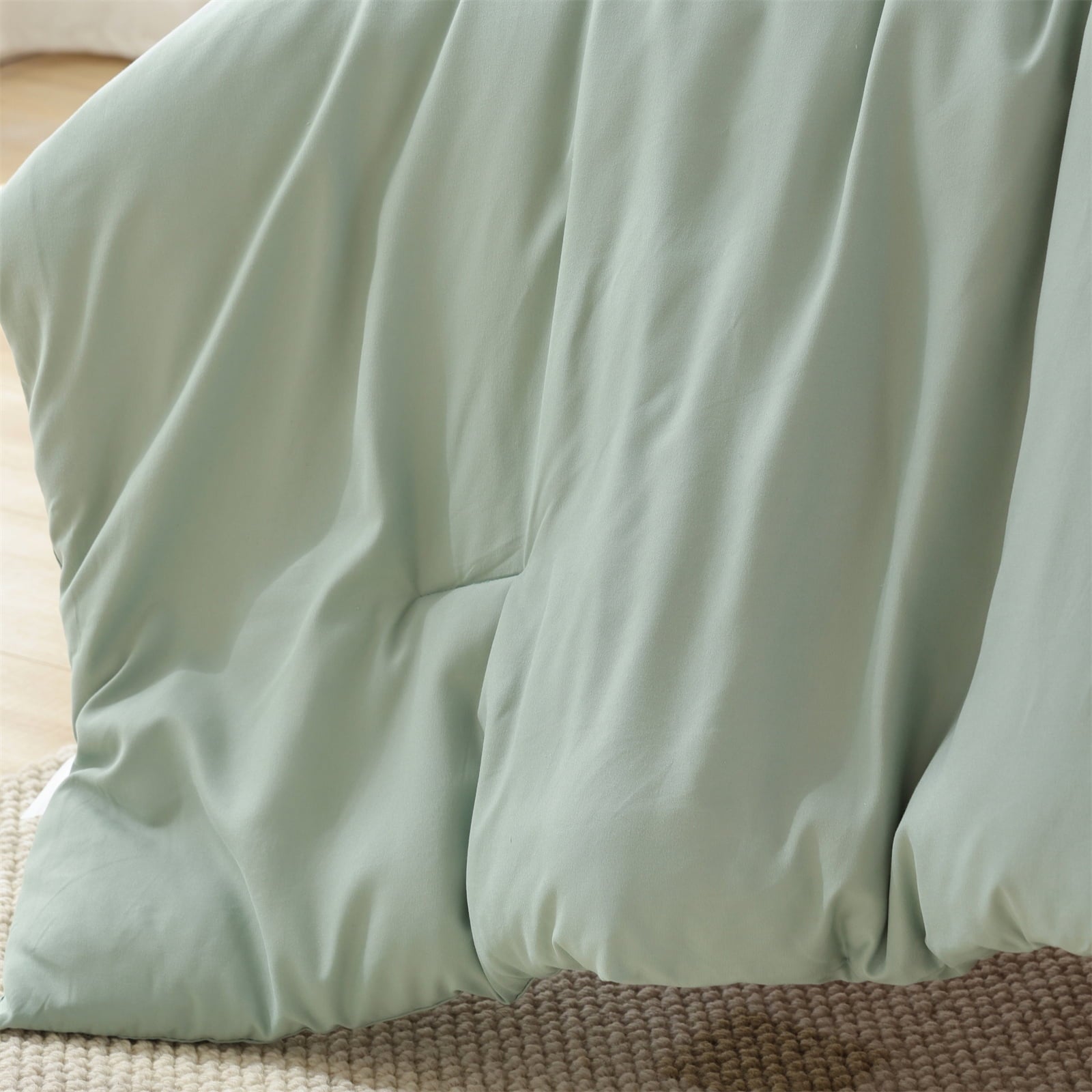 Heavyweight Warmth Queen Comforter Set For Adult, 3 Piece Sage Green Comforter Sets & Bedding For All Season - Cloud-Like Soft Lightweight Bed Comforter Detail