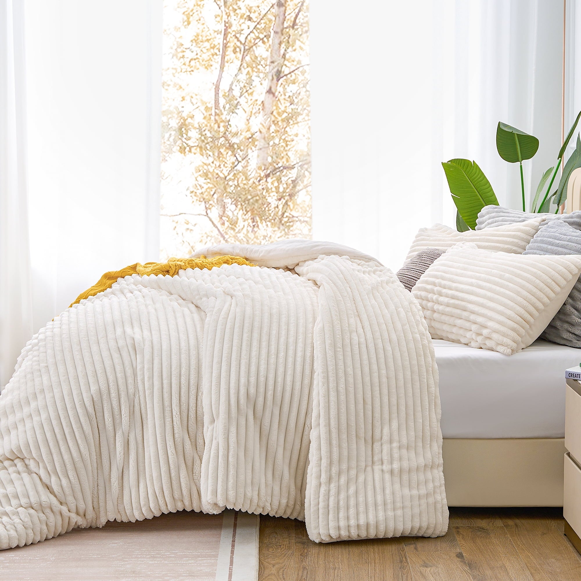 Fluffy Down Alternative Fleece Queen Comforter Set -Super Soft & Warm Fluffy White Bedding, Luxury Fuzzy Heavy Bed Set for Winter with 2 Pill... - Cloud-Like Soft Lightweight Bed Comforter Detail