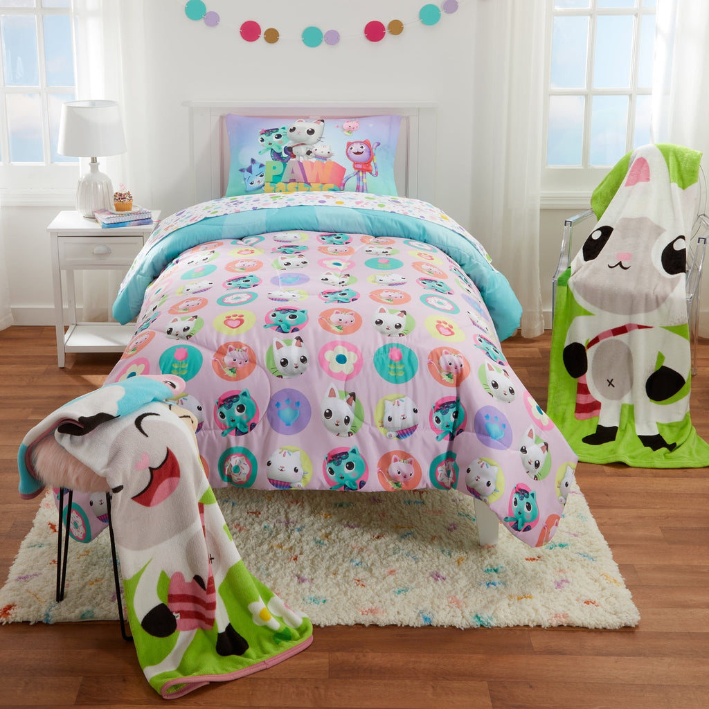 All-Season Gabby's Dollhouse Kids Comforter and Pillowcase, 2-Piece Set, Twin/Full, Reversible - Cloud-Like Soft Lightweight Bed Comforter Detail