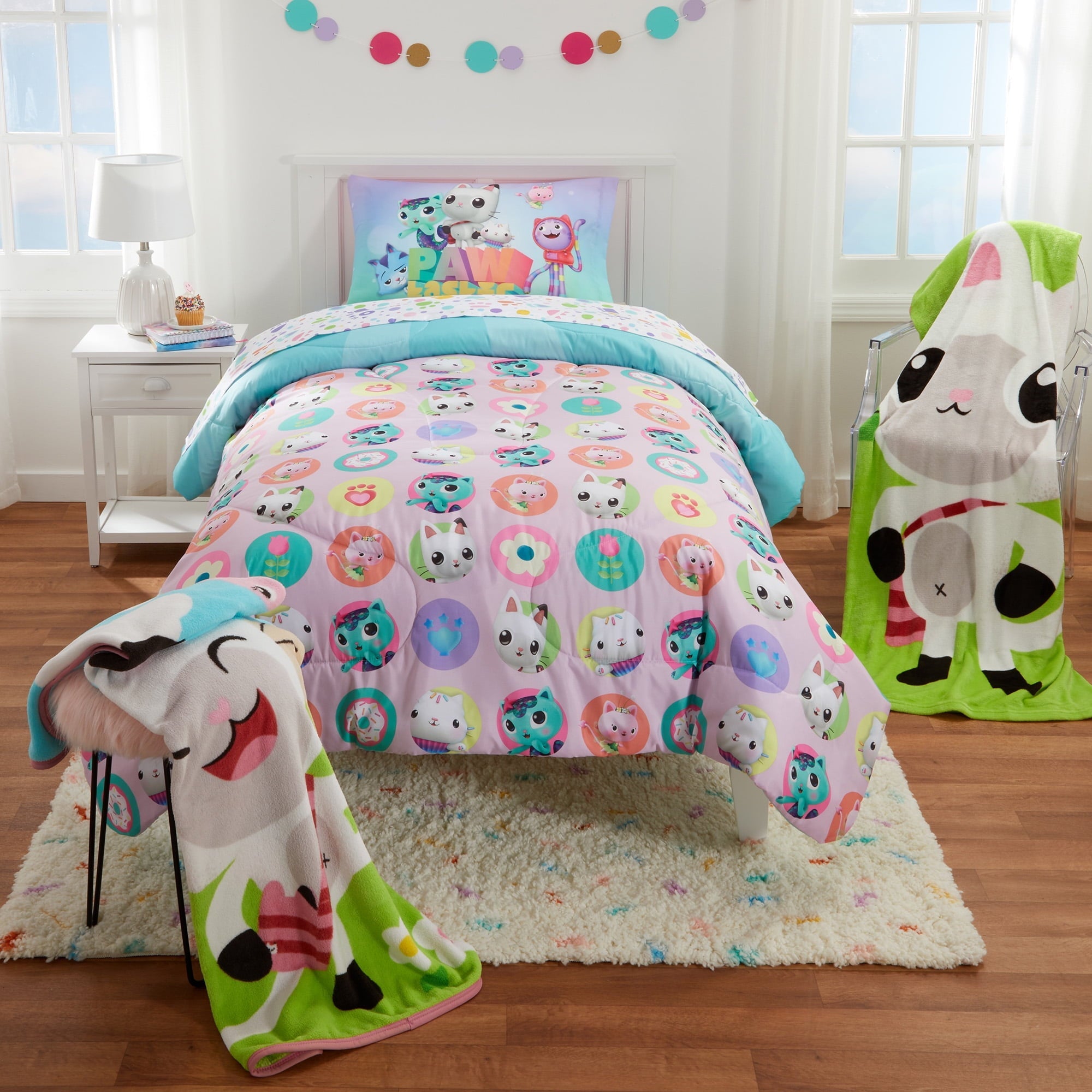 All-Season Gabby's Dollhouse Kids Comforter and Pillowcase, 2-Piece Set, Twin/Full, Reversible - Cloud-Like Soft Lightweight Bed Comforter Detail