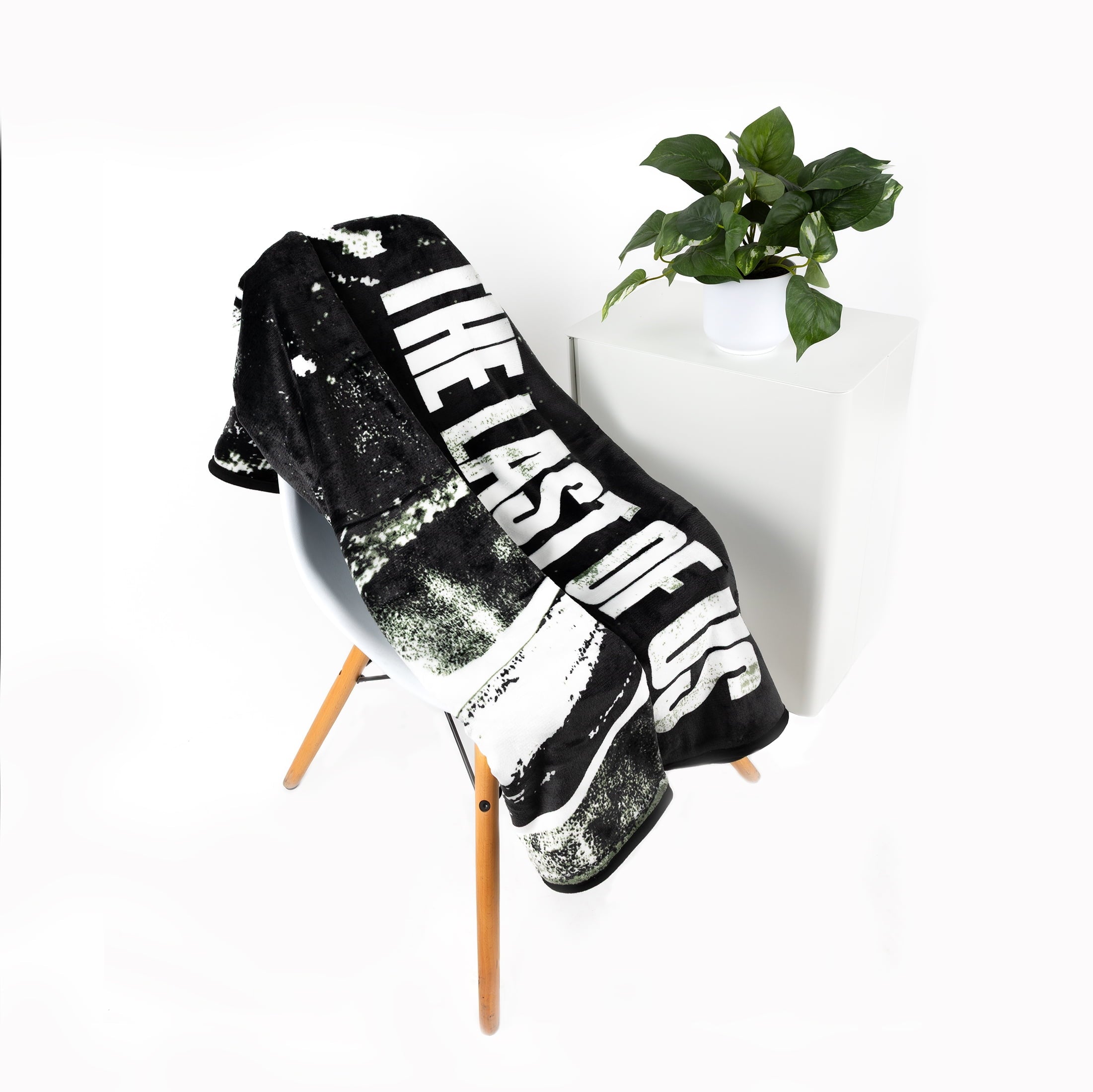 Super Soft Flannel Black and White Polyester Throw Blanket, 50" X 60" - Luxury Knitted Decorative Throw Blanket with Fringes Detail